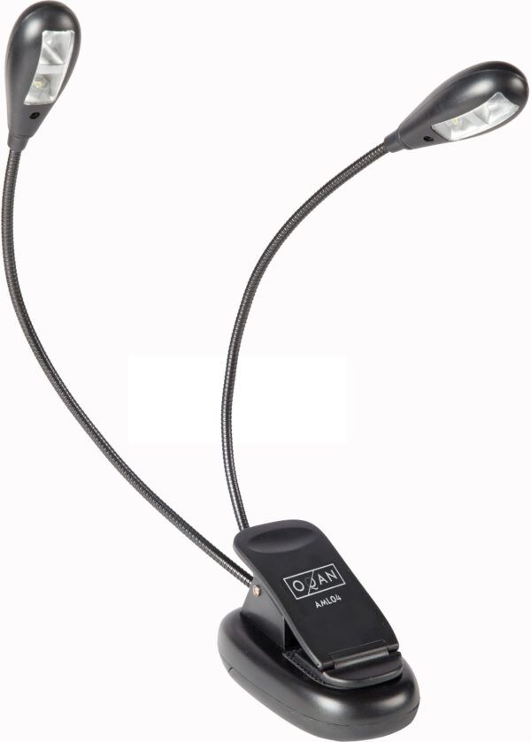 LÁMPARA DE PINZA PARA ATRIL Flexo de pinza con doble lámpara. 4 LEDs. Opción de utilizar en modo ahorro. Brazo flexible. Diseñoligero y compacto. Carga por USB o pilas (3 x AAA). Cable USB y pilas incluidas.