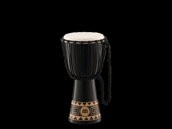 DJEMBE 'Djembé de madera tamaño 10''. Equipado con parches de piel de cabra seleccionadas a mano y cuerdas de afinación de nylon para proporcionar una afinación óptima. Los impresionantes djembes de la serie Headliner de Meinl destacan por su arte gráfico tradicional y exótico. 100% hechos a mano de manera minuciosa y alcanzando las alta exigencias de calidad de Meinl.  Características Principales:Tallado de una pieza sólida de caoba cultivada en plantación Parche de piel de cabraAcabado Congo'