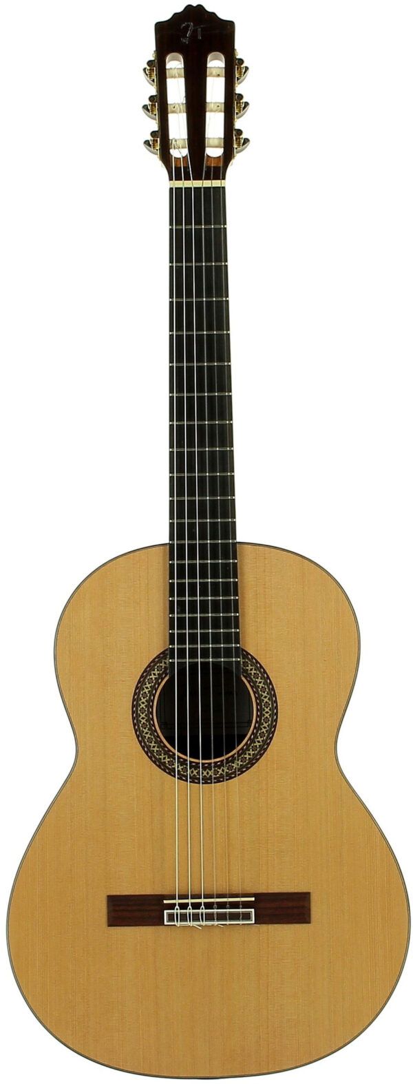 GUITARRA CLÁSICA 4/4 Guitarra clásica fabricada en España.  Tapa maciza de cedro. Aros y fondo de palosanto de la India.  Mástil de cedro. Diapasón de ébano. Puente de palosanto. Clavijero dorado. Acabado brillante.