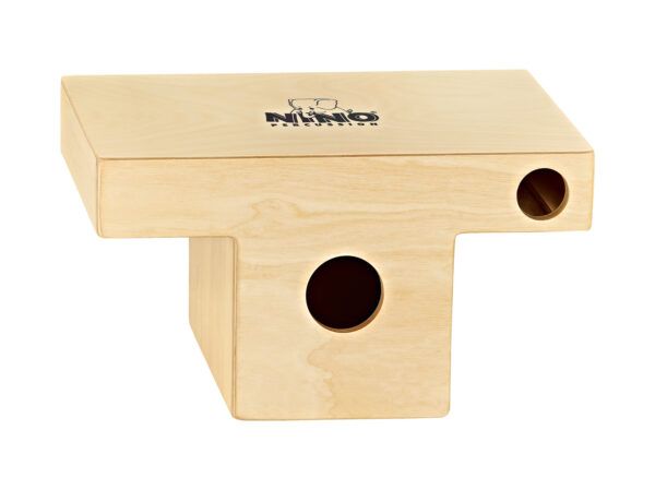CAJÓN ESPECIAL Este cajón con diseño en forma de `T` hará las delicias de cualquier músico por lo fácil que es sacar todos los sonidos. 15” Ancho x 8” Alto x 7 ½” Profundo. Acabado color madera.