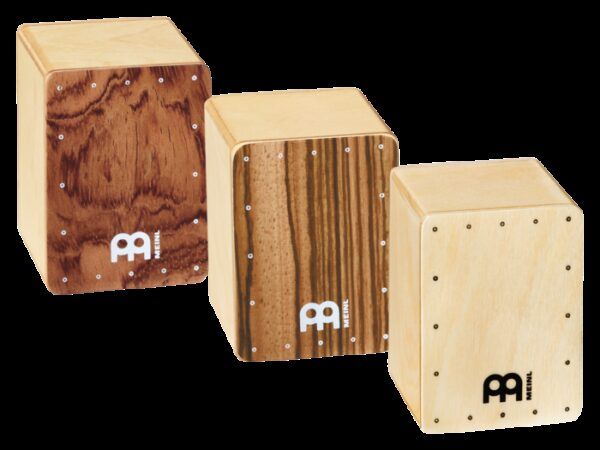 SHAKER SET DE TRES SHAKERS MINI CAJÓN. El set de tres Mini Shaker de Meinl tiene la forma de un cajón aunque su tamaño es mas pequeño. Cada mini-Cajón cabe en la palma de la mano y se usa como un Shaker. Características Principales:Versión en miniatura de un cajón MeinlTres sonidos cortantesMadera de abedul Tapas diferentes