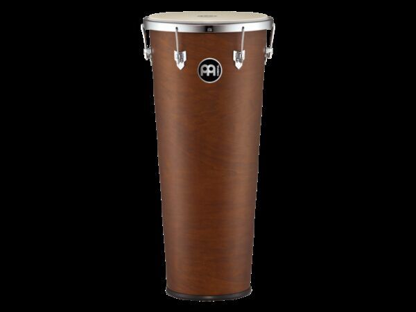 TIMBA 'Timba en madera de 14'' x 35''. Las timbas Meinl están hechas en madera ligera y con un diseño ergonómico que te permitirá tocarlas de manera cómoda. Además monta enganches para que la puedas colgar de la correa adecuada. Características Principales:Casco de seis capas de maderaParche blancoAcabado madera oscuraCantidad de tornillos de ajuste: 6'